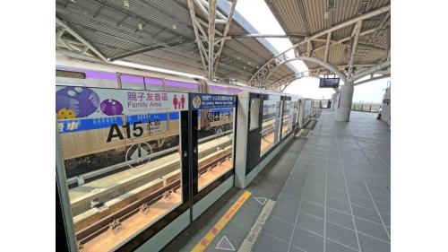 &nbsp;大園站為地上兩層高架車站，設有1處出入口，一樓為大廳層，二樓為月台層，設有兩座側式月台及半高式月台門，本站僅停靠普通車。【圖／２月台，往台北方向】。
