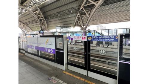&nbsp;高鐵桃園站為地上三層車站，設有2處出入口，地下一樓為連通道，可由此轉乘桃園高鐵，二樓為大廳層，三樓為月台層，設有兩座側式月台及半高式月台門，地面廣場設有公共藝術《氣門9號律動》。本站停靠直達車及普通車。 【圖/2月台，機場線直達車，往台北方向2(機場第三航廈站)】。