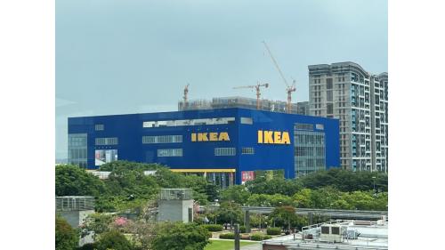 &nbsp;高鐵桃園站編號為A18，位於高鐵北路一段上，於2017年3月啟用。車站與高鐵桃園站共站，方便旅客進行轉乘。並可經由連通廊道通往華泰名品城。車站附近有宜家家居桃園店等，為民眾逛街購物的好去處。