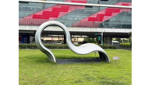&nbsp;高鐵桃園站編號為A18，位於高鐵北路一段上，於2017年3月啟用。為地上三層車站，地面廣場設有公共藝術《氣門9號律動》