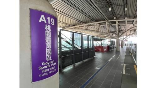 &nbsp;桃園體育園區站為地上三層車站，設有1處出入口，二樓為大廳層，三樓為月台層，設有兩座側式月台及半高式月台門，本站僅停靠普通車。