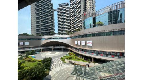 &nbsp;桃園體育園區站編號為A19，位於高鐵南路二段上，於2017年3月啟用。本站相鄰樂天桃園國際球場，是台灣第一個與捷運相連接之球場，車站附近有環球購物中心A19及桃園會展中心等。