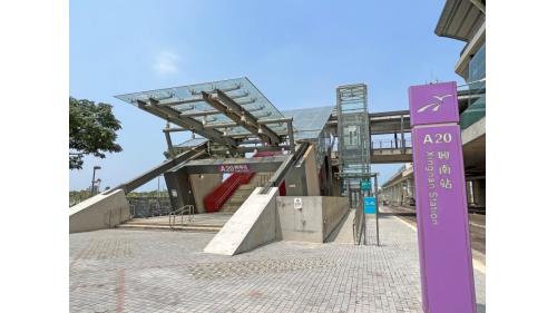 &nbsp;興南站為地上三層車站，設有2處出入口，二樓為大廳層，三樓為月台層，設有兩座側式月台及半高式月台門，本站僅停靠普通車。【圖/1號出口，中豐北路一段南面】
