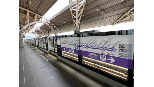 &nbsp;興南站為地上三層車站，設有2處出入口，二樓為大廳層，三樓為月台層，設有兩座側式月台及半高式月台門，本站僅停靠普通車。 【圖/2月台，機場線往台北方向(桃園體育園區站)】。