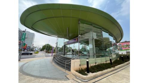 &nbsp;老街溪站為地下三層車站，設有2處出入口，地下一樓為大廳層，地下三樓為月台層，設有一座島式月台及全高式月台門，本站僅停靠普通車。【圖/出口1，位於老街溪河岸公園旁，中央西路與中豐路交叉口】