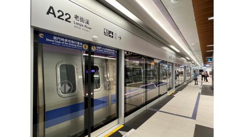 &nbsp;老街溪站為地下三層車站，設有2處出入口，地下一樓為大廳層，地下三樓為月台層，設有一座島式月台及全高式月台門，本站僅停靠普通車。【圖/1月台，機場線普通車，往台北方向(環北站)】。