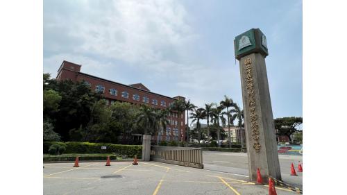 &nbsp;老街溪站編號為A22，位於中豐路上，於2023年7月啟用。本站目前為桃園捷運線營運端點站。車站附近有新明國小、新明國中及中壢高中等。