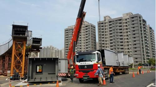 &nbsp;淡金濱海路口 鋼箱梁地組作業(105.10.22)