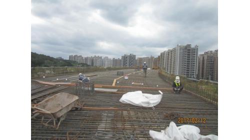 &nbsp;淡海輕軌_淡金路濱海路口_橋面版鋼筋綁紮(106.02.12)
