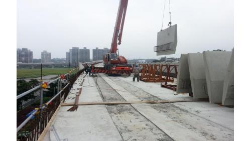 &nbsp;淡海輕軌_淡金路_胸牆吊裝(106.02.18)