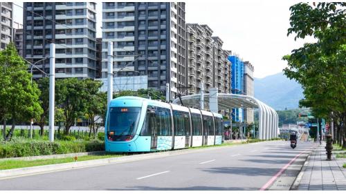 &nbsp;全國第一列國車國造之輕軌列車為淡海輕軌列車，其與安坑輕軌列車均由台灣車輛股份有限公司與德國福依特公司(Voith Engineering Services)跨國合作，從設計、製造到測試，全車在台灣完成。外型是以海為意象的流線型設計，車身彩繪的水藍色代表淡水河清流，白色象徵水面映射之日光，兩者交接處的漸層，就像是淡水河面波光粼粼，同時穿插一絲綠意，象徵觀音山倒影；車廂內外採水藍色系設計，搭配大型觀景車窗，淡水美景一覽無遺。每列輕軌車均由5節車廂組成，屬於輕運量有人駕駛的100%低底盤列車