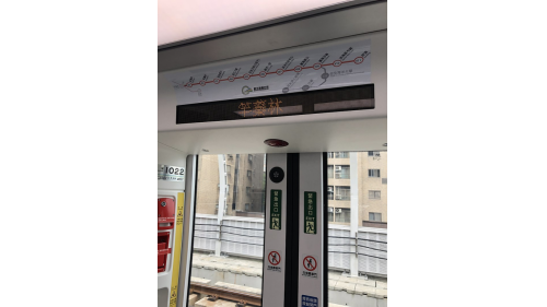 &nbsp;全國第一列國車國造之輕軌列車為淡海輕軌列車，其與安坑輕軌列車均由台灣車輛股份有限公司與德國福依特公司(Voith Engineering Services)跨國合作，從設計、製造到測試，全車在台灣完成。外型是以海為意象的流線型設計，車身彩繪的水藍色代表淡水河清流，白色象徵水面映射之日光，兩者交接處的漸層，就像是淡水河面波光粼粼，同時穿插一絲綠意，象徵觀音山倒影；車廂內外採水藍色系設計，搭配大型觀景車窗，淡水美景一覽無遺。每列輕軌車均由5節車廂組成，屬於輕運量有人駕駛的100%低底盤列車。