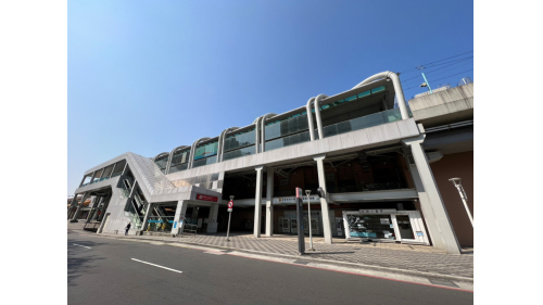 &nbsp;淡海輕軌紅樹林站編號V01，淡水信義線編號為R27，站體位於中正東路二段上。本站為淡海輕軌端點站，也是淡海輕軌與淡水信義線之轉乘站，車站西側即為紅樹林保護區。