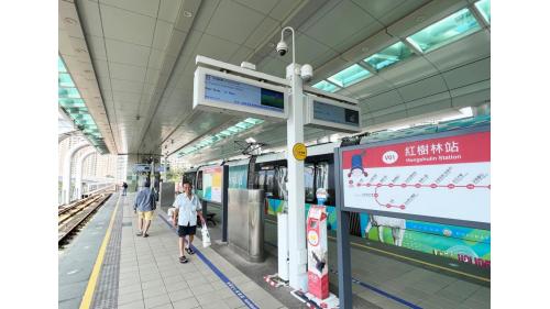 &nbsp;紅樹林站為地上三層車站，一樓為大廳層及淡水信義線月台層旅客詢問處及廁所，二樓為紅樹林站轉乘連通層，三樓為淡海輕軌月台層。淡海輕軌月台層設有一座島式月台，並設有兩處幾米公共藝術作品。