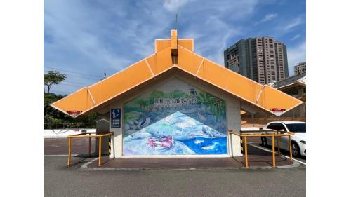 &nbsp;車站西側即為紅樹林保護區，且捷運站外2樓設有紅樹林生態展示教育館，使保護區不僅具有生態價值，也成為讓公眾了解自然環境及生態系統運作方式之場所，幫助人們更好地了解和欣賞紅樹林的價值。