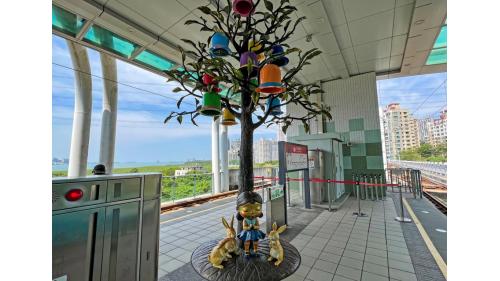 &nbsp;淡海輕軌綠山線是台灣唯一的幾米鐵道，全線11個車站的公共藝術由國際知名插畫家幾米，量身打造了作品《閉上眼睛一下下》系列作品，以小女孩搭乘輕軌列車後的幻想為創作主題。