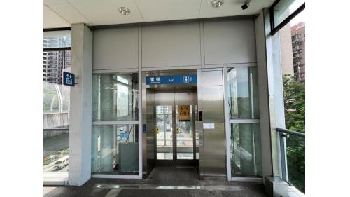 &nbsp;竿蓁林站編號為V02，位於淡金路一段上。為地上二層之高架車站，設有1處出入口，二樓為月台層，設有兩座側式月台，月台上設有兩處幾米公共藝術作品。