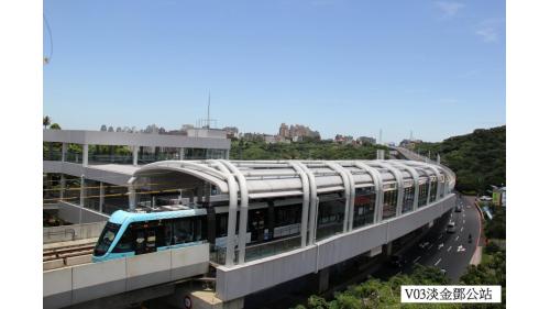 &nbsp;淡金鄧公站編號為V03，位於淡金路及鄧公路交接處。車站附近有觀光景點滬尾櫻花大道，每逢二月中旬便會陸續綻放山櫻花至三月初，猶如櫻花隧道般，是春節賞櫻的好去處。