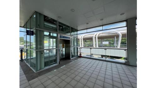 &nbsp;淡金鄧公站為地上三層車站，設有2處出入口，地上二樓為月台層，設有兩座側式月台，月台上設有一處幾米公共藝術作品。出口1位於地上三樓連通道，未設置樓梯、電扶梯等設施，僅能經由無障礙電梯進出站。
