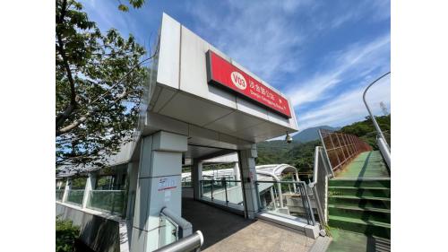 &nbsp;淡金鄧公站為地上三層車站，設有2處出入口，地上二樓為月台層，設有兩座側式月台，月台上設有一處幾米公共藝術作品。