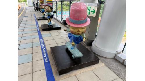 &nbsp;淡金鄧公站為地上三層車站，設有2處出入口，地上二樓為月台層，設有兩座側式月台，月台上設有一處幾米公共藝術作品。【圖/國際知名插畫家幾米《閉上眼睛一下下》系列作品】