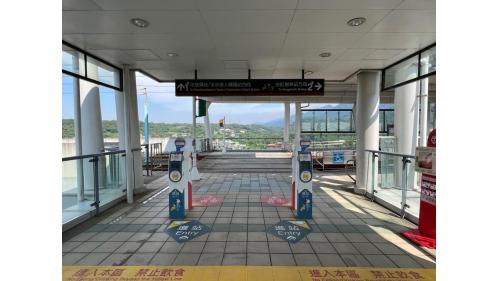 &nbsp;淡江大學站編號為V04，位於淡金路一段上，附近設有淡江大學及台灣自來水淡水營運所。為地上兩層車站，設有1處出入口，二樓為月台層，設有兩座側式月台。