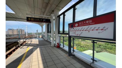 &nbsp;淡江大學站編號為V04，位於淡金路一段上，附近設有淡江大學及台灣自來水淡水營運所。為地上兩層車站，設有1處出入口，二樓為月台層，設有兩座側式月台。