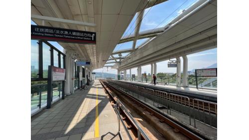&nbsp;淡江大學站編號為V04，位於淡金路一段上，附近設有淡江大學及台灣自來水淡水營運所。為地上兩層車站，設有1處出入口，二樓為月台層，設有兩座側式月台。