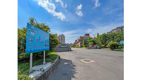 &nbsp;淡江大學站編號為V04，位於淡金路一段上，附近設有淡江大學及台灣自來水淡水營運所。