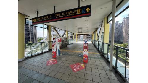 淡金北新站編號為V05，位於淡金路二段上，為地上二層車站，設有1處出入口，二樓為月台層，設有兩座側式月台。