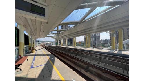 &nbsp;淡金北新站編號為V05，位於淡金路二段上，為地上二層車站，設有1處出入口，二樓為月台層，設有兩座側式月台。