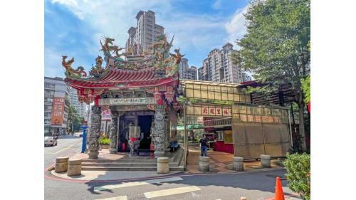 &nbsp;淡金北新站編號為V05，位於淡金路二段上，為地上二層車站，淡金北新站編號為V05，位於淡金路二段上，車站附近設有正德國中及北投里福德宮。