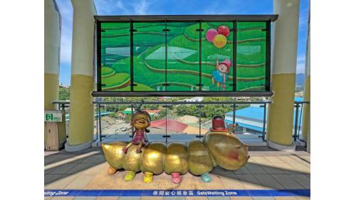 &nbsp;淡金北新站編號為V05，位於淡金路二段上，為地上二層車站，設有1處出入口，二樓為月台層，設有兩座側式月台，月台上設有兩處幾米公共藝術作品。