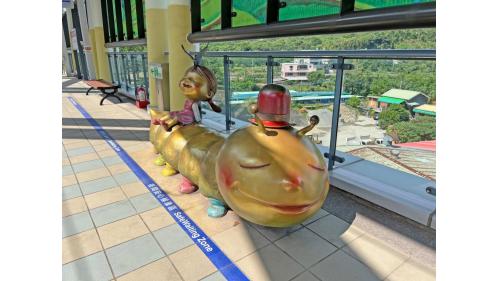 &nbsp;淡金北新站編號為V05，位於淡金路二段上，為地上二層車站，設有1處出入口，二樓為月台層，設有兩座側式月台，月台上設有兩處幾米公共藝術作品。