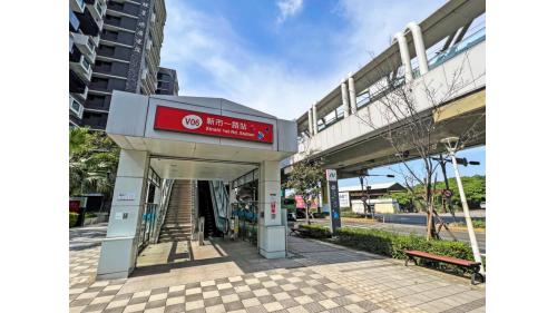 &nbsp;新市一路站編號為V06，位於淡金路二段上，車站附近多為住宅區，高樓林立，為地上二層車站，設有1處出入口，二樓為月台層，設有兩座側式月台。