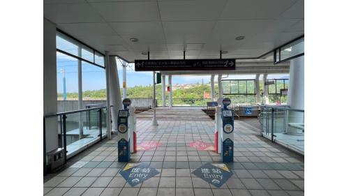 &nbsp;新市一路站編號為V06，位於淡金路二段上，車站附近多為住宅區，高樓林立，為地上二層車站，設有1處出入口，二樓為月台層，設有兩座側式月台。
