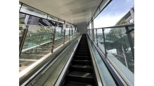 &nbsp;新市一路站編號為V06，位於淡金路二段上，車站附近多為住宅區，高樓林立，為地上二層車站，設有1處出入口，二樓為月台層，設有兩座側式月台。