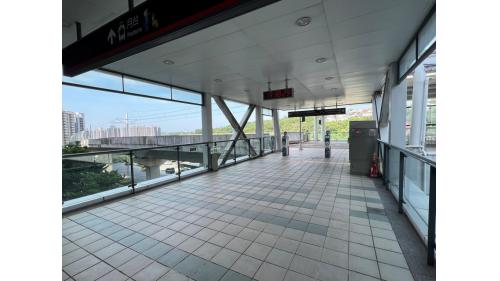 &nbsp;新市一路站編號為V06，位於淡金路二段上，車站附近多為住宅區，高樓林立，為地上二層車站，設有1處出入口，二樓為月台層，設有兩座側式月台。
