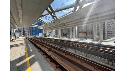 &nbsp;新市一路站編號為V06，位於淡金路二段上，車站附近多為住宅區，高樓林立，為地上二層車站，設有1處出入口，二樓為月台層，設有兩座側式月台。
