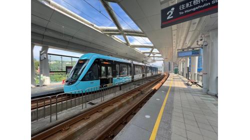 &nbsp;新市一路站編號為V06，位於淡金路二段上，車站附近多為住宅區，高樓林立，為地上二層車站，設有1處出入口，二樓為月台層，設有兩座側式月台。