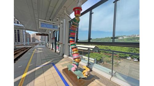 &nbsp;新市一路站編號為V06，位於淡金路二段上，車站附近多為住宅區，高樓林立，為地上二層車站，設有1處出入口，二樓為月台層，設有兩座側式月台。月台上設有兩處幾米公共藝術作品。