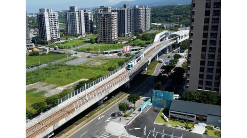 &nbsp;淡水行政中心站編號為V07，位於濱海路一段上。車站附近有淡水國民運動中心、淡水公八防災公園及新市國小，以及一座市定古蹟《公司田溪橋遺跡》。