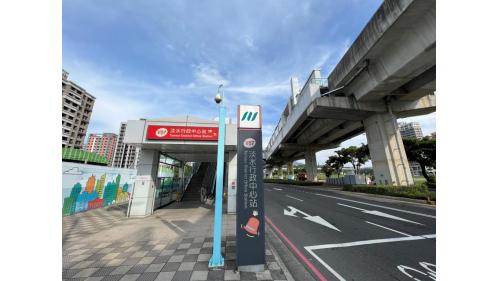 &nbsp;淡水行政中心站編號為V07，位於濱海路一段上。為地上二層車站，設有1處出入口，二樓為月台層，設有兩座側式月台。