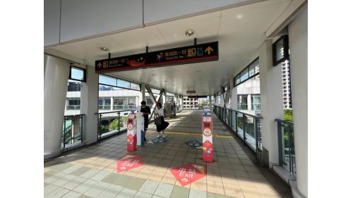 &nbsp;淡水行政中心站編號為V07，位於濱海路一段上。為地上二層車站，設有1處出入口，二樓為月台層，設有兩座側式月台。