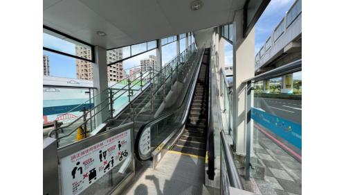 &nbsp;淡水行政中心站編號為V07，位於濱海路一段上。為地上二層車站，設有1處出入口，二樓為月台層，設有兩座側式月台。