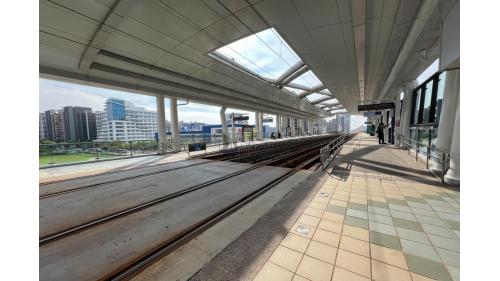&nbsp;淡水行政中心站編號為V07，位於濱海路一段上。為地上二層車站，設有1處出入口，二樓為月台層，設有兩座側式月台。