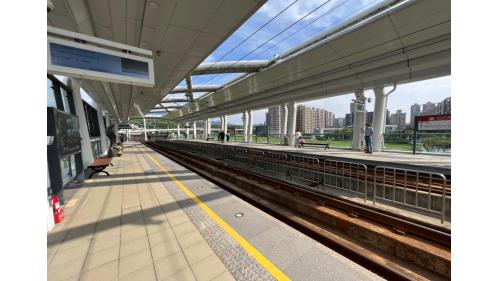 &nbsp;淡水行政中心站編號為V07，位於濱海路一段上。為地上二層車站，設有1處出入口，二樓為月台層，設有兩座側式月台。