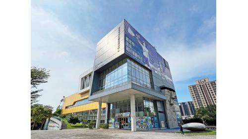 &nbsp;淡水行政中心站編號為V07，位於濱海路一段上。車站附近有淡水國民運動中心、淡水公八防災公園及新市國小，以及一座市定古蹟《公司田溪橋遺跡》。