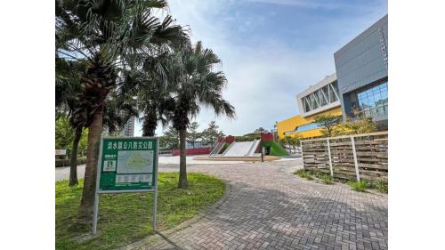 &nbsp;淡水行政中心站編號為V07，位於濱海路一段上。車站附近有淡水國民運動中心、淡水公八防災公園及新市國小，以及一座市定古蹟《公司田溪橋遺跡》。