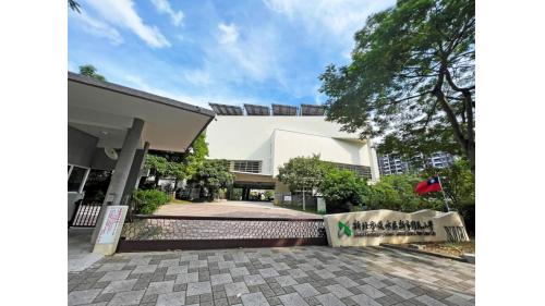 &nbsp;淡水行政中心站編號為V07，位於濱海路一段上。車站附近有淡水國民運動中心、淡水公八防災公園及新市國小，以及一座市定古蹟《公司田溪橋遺跡》。